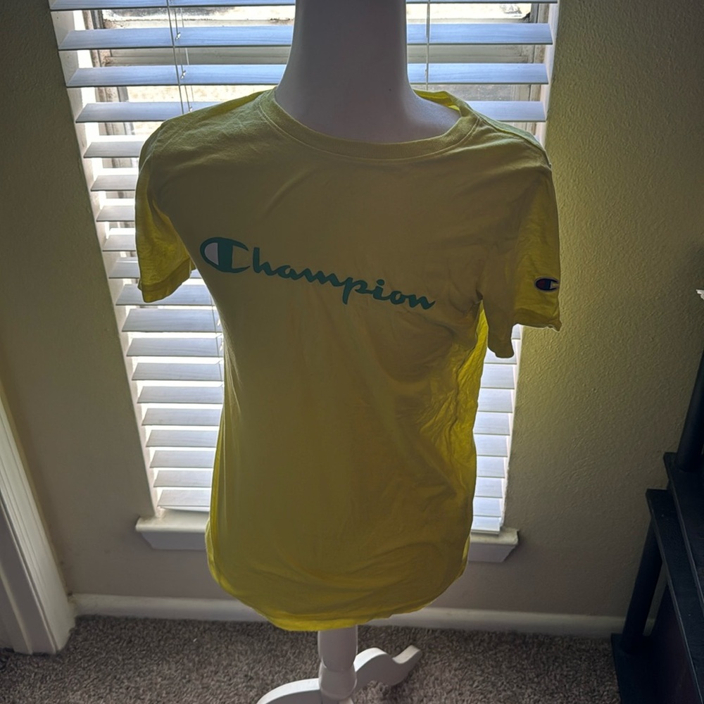 Boys Champion tshirt size XL Like new condition.